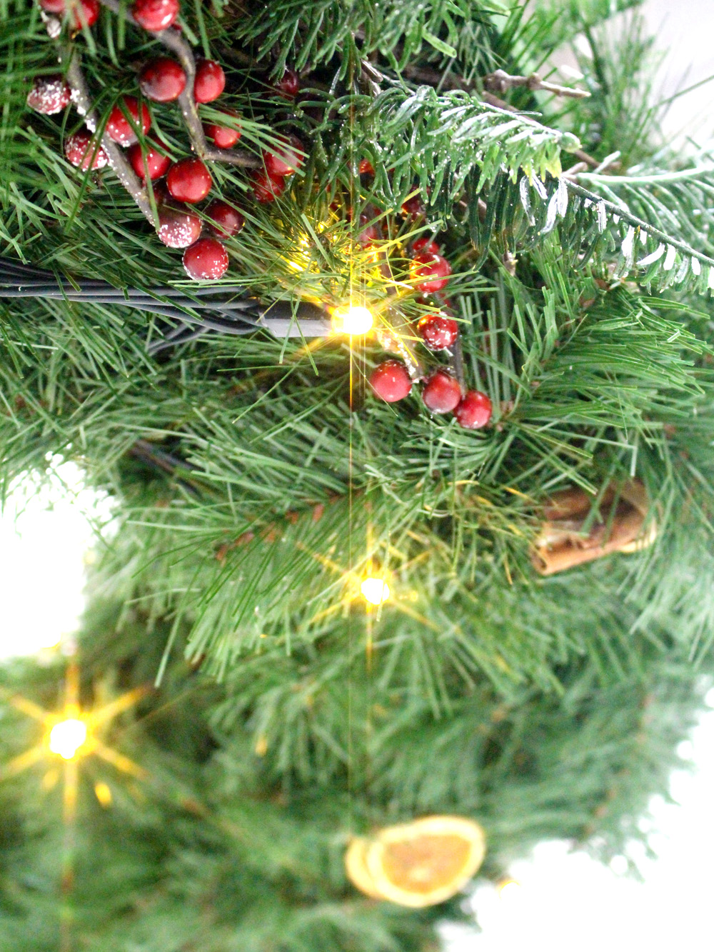 SN2947_Giant_Hanging_Pre-Lit_Wreath_event_prop_hire_0057LG_0089_copy