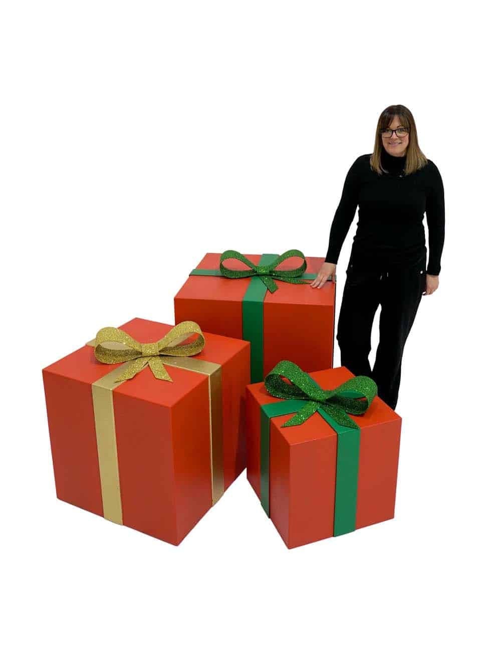 SN14925-_Giant-Christmas-Presents-Traditional-Red-Set-of-3_event_prop_hire_EPH_Creative_009-copy-_optimised