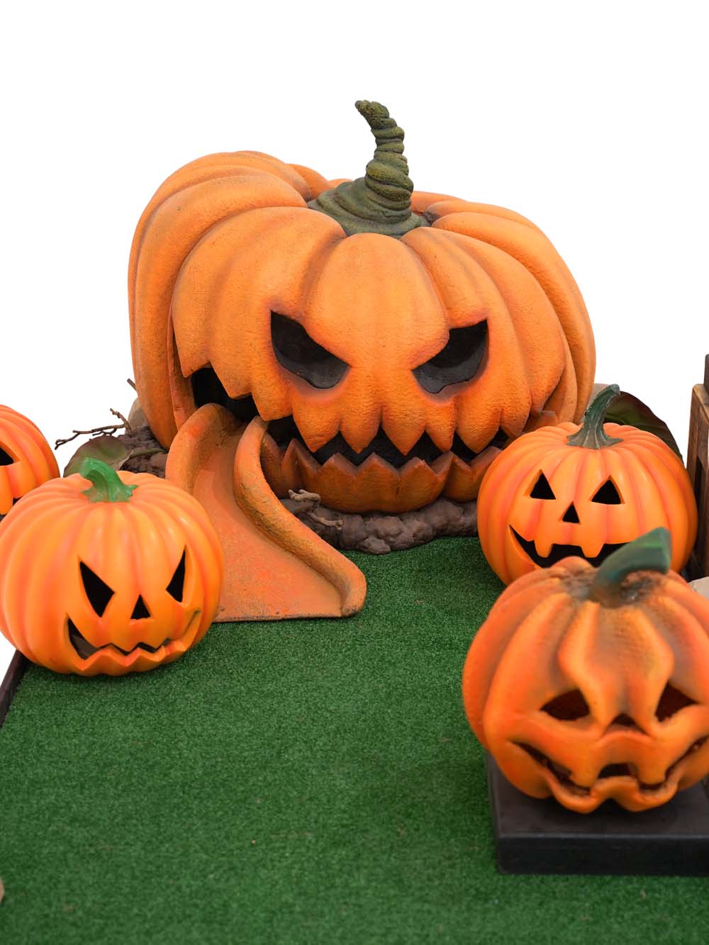 SN7366 _Halloween Golf Course - HOLE I_event_prop_hire_EPH_Creative_493 copy _optimised