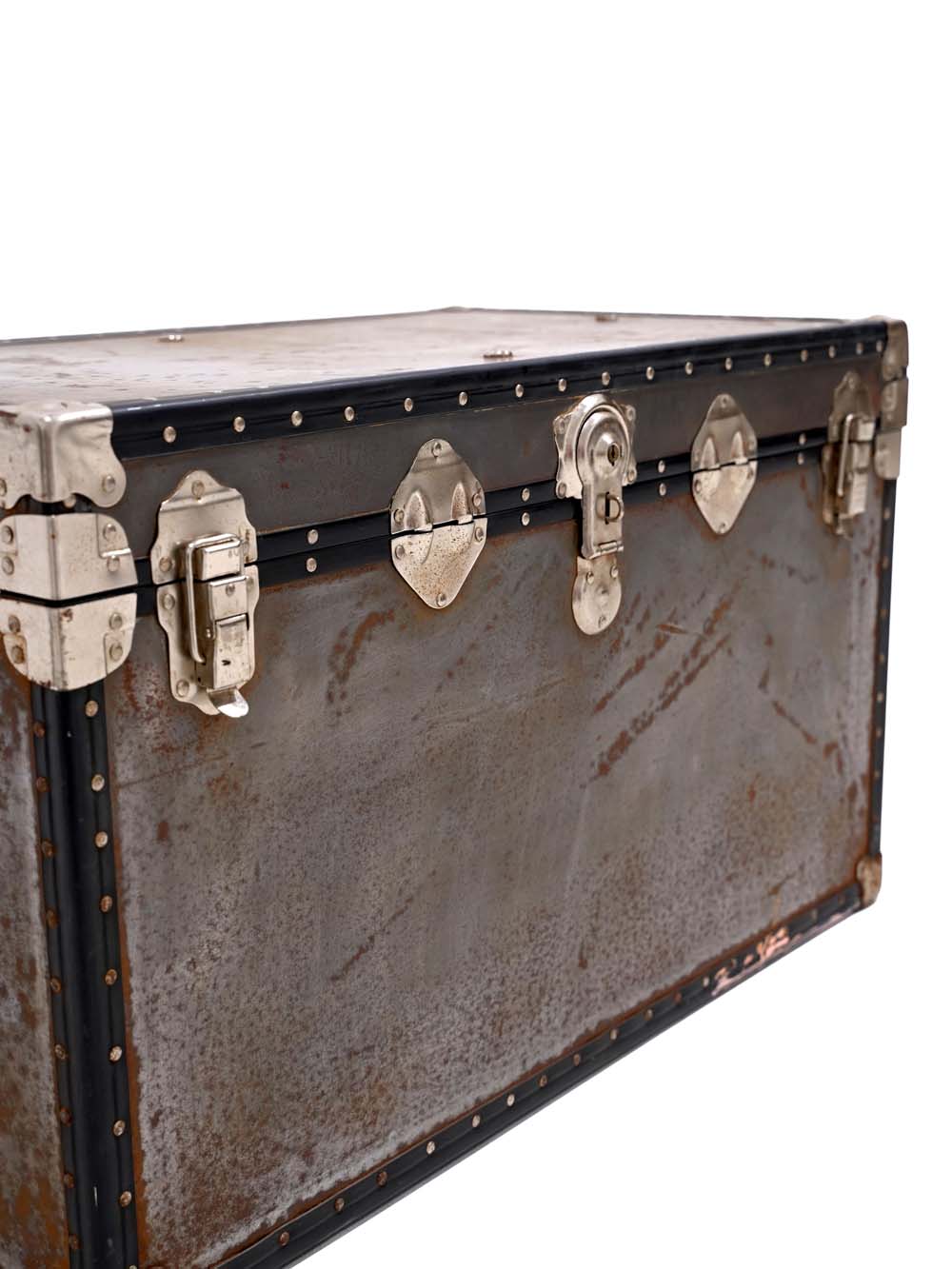 SN15602 _Distressed Metal Luggage Trunk_event_prop_hire_EPH_Creative_279 copy _optimised