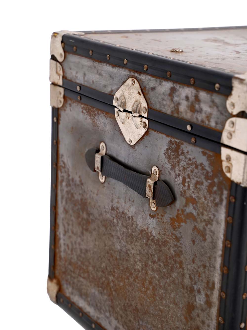 SN15602 _Distressed Metal Luggage Trunk_event_prop_hire_EPH_Creative_281 copy _optimised