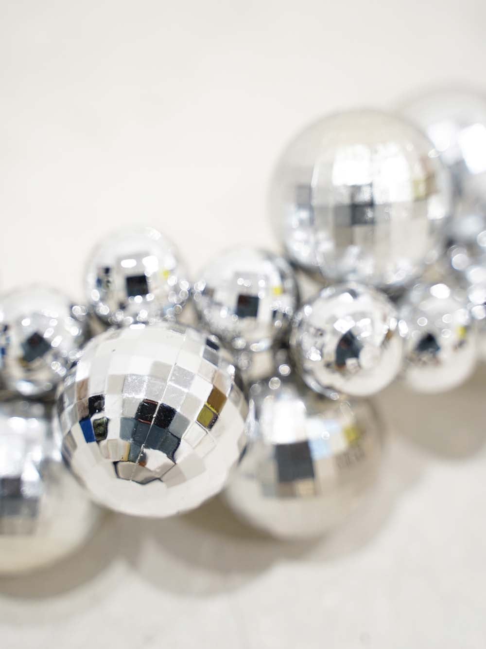 SN16940_Mirror Ball Bauble Garland - Silver - 1 (9) copy _optimised