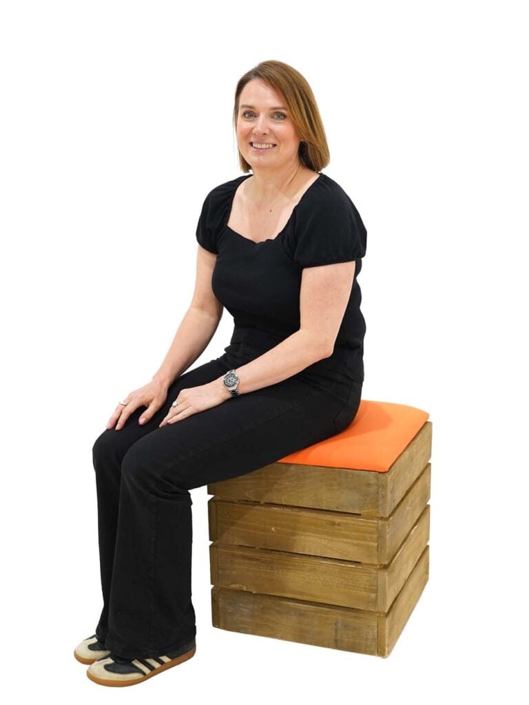 Pallet Wood Cube Single Seater – Orange Cushion Pad